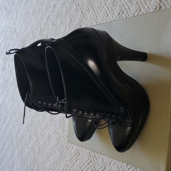 Burberry lace up ankle boots - Picture 2 of 7